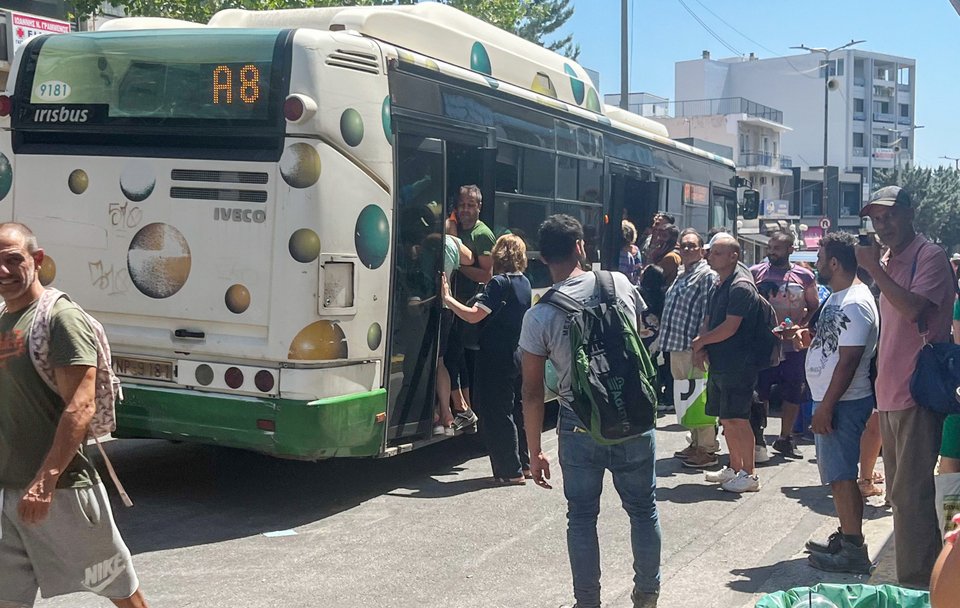 Πολύς κόσμος συγκεντρωμένος σε στάση του λεωφορείου στη Νέα Ιωνία / intime