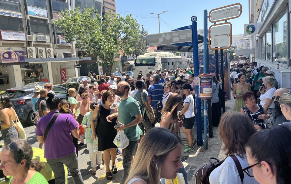 Πολύς κόσμος συγκεντρωμένος σε στάση του λεωφορείου στη Νέα Ιωνία / intime