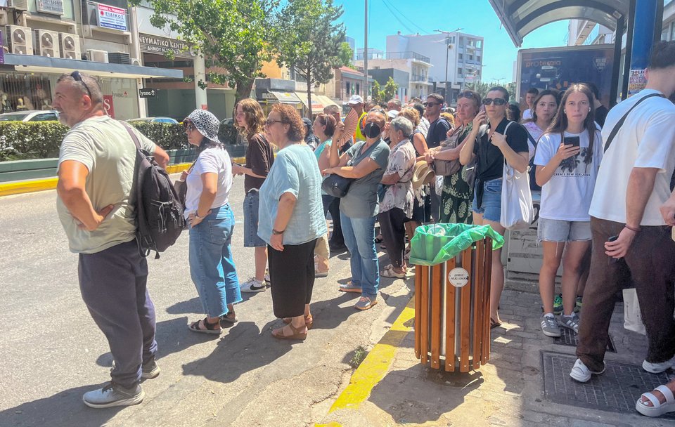 Πολύς κόσμος συγκεντρωμένος σε στάση του λεωφορείου στη Νέα Ιωνία / intime