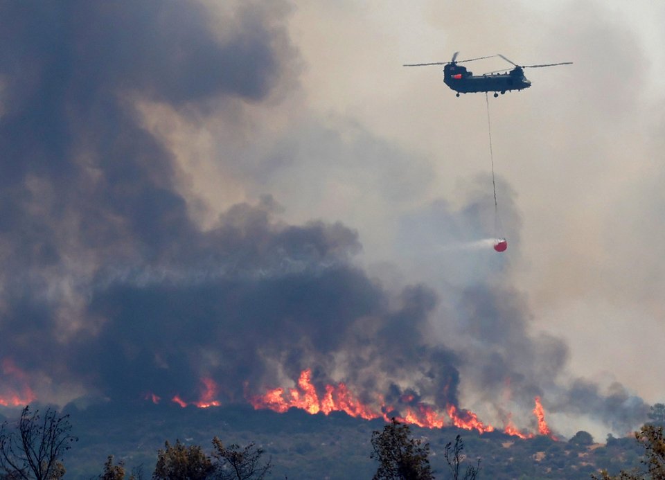 Αεροσκάφος κάνει ρίψη νερού στη μεγάλη φωτιά της Λεμεσού στην Κύπρο / ΚΥΠΕ
