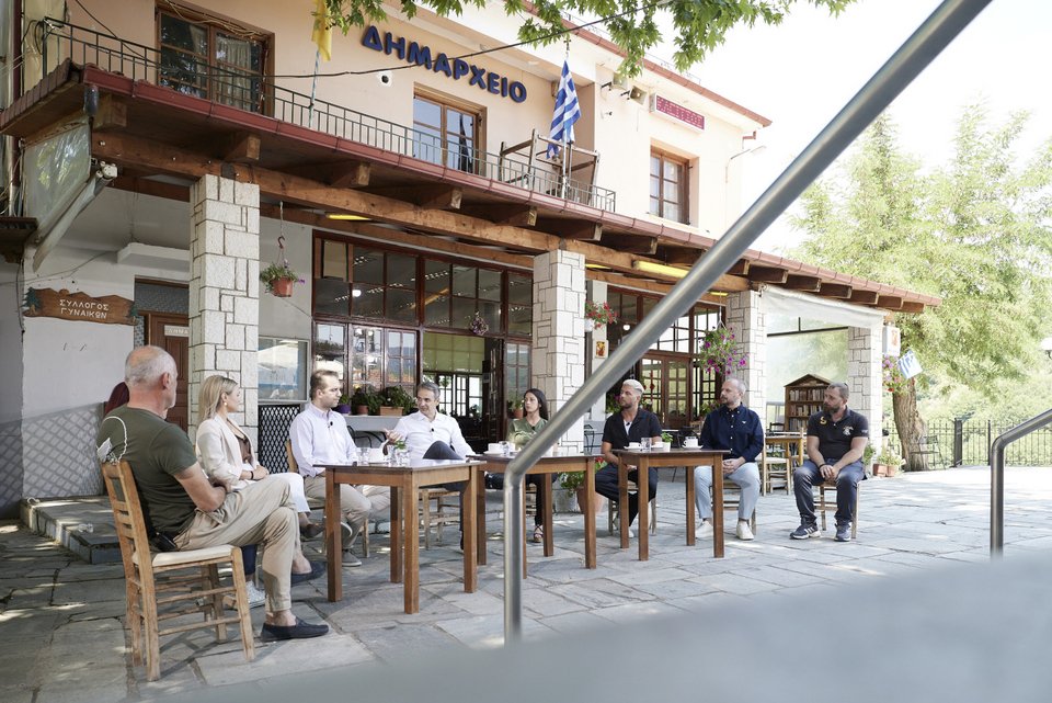 Συζήτηση του πρωθυπουργού Κυριάκου Μητσοτάκη με πολίτες στη Φουρνά Ευρυτανίας / Γ.Τ. ΠΡΩΘΥΠΟΥΡΓΟΥ / ΠΑΠΑΜΗΤΣΟΣ ΔΗΜΗΤΡΗΣ