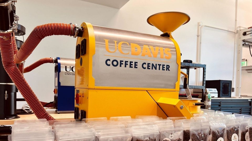 Το UC Davis Coffee Center εγκαινιάστηκε επίσημα το 2024 και στεγάζεται σε ένα ανακαινισμένο βιομηχανικό κτίριο 700 τετραγωνικών μέτρων / UC Davis