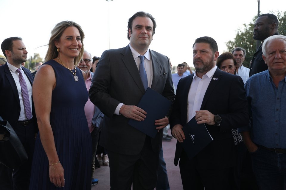 Ο Κυριάκος Πιερρακάκης, η Ηρώ Χατζηγεωργίου και ο Νίκος Χαρδαλιάς στην υπογραφή της σύμβασης παραχώρησης του κλειστού γυμναστηρίου Τάε Κβον Ντο στην Περιφέρεια Αττικής / ΑΠΕ-ΜΠΕ