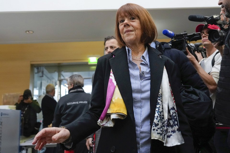 Η Ζιζέλ Πελικό έξω από το δικαστήριο / AP