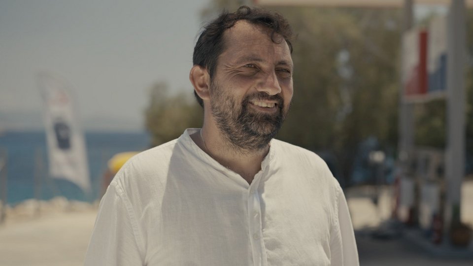 Ο Γιάννης Χατζημανώλης διαχειρίζεται το πρατήριο της ΕΚΟ στο Καστελλόριζο