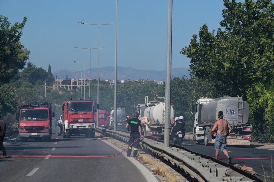 Πυροσβεστικά οχήματα επί της Λεωφόρου Μαραθώνος / Eurokinissi