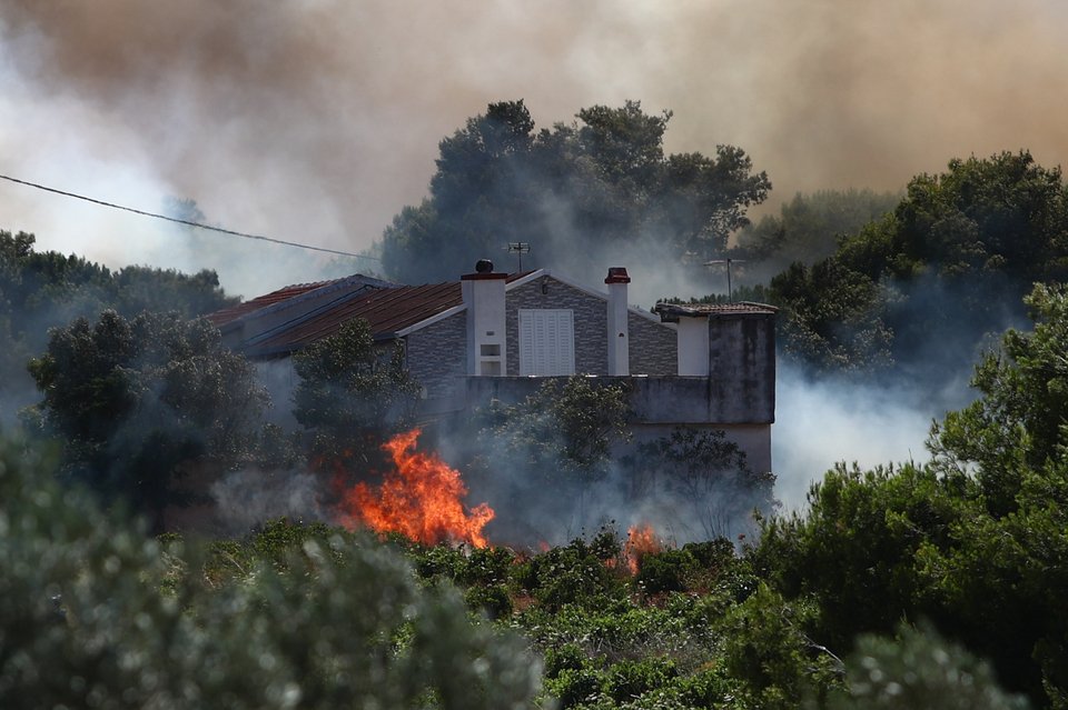 Μεγάλη φωτιά στην περιοχή της Ραφήνας και του Πικερμίου / Eurokinissi