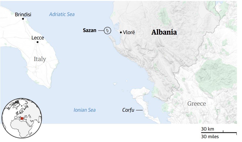 Το νησί Σαζάν είναι μια βραχονησίδα έκτασης πέντε τετραγωνικών χιλιομέτρων, περίπου 30 χιλιόμετρα από τη Βλόρα, με θέα στο Στενό του Οτράντο / GUARDIAN
