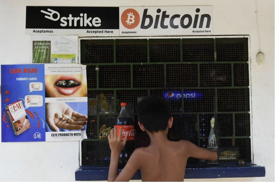 Η ιστορία του El Zonte και του Bitcoin ξεκινά γύρω στο 2019, όταν ένα ανώνυμο φιλανθρωπικό ίδρυμα, το οποίο ενδιαφερόταν να προωθήσει τη χρήση των κρυπτονομισμάτων στις αναπτυσσόμενες χώρες, αποφάσισε να επενδύσει στην τοπική κοινότητα / AP