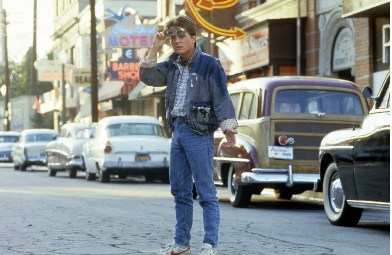 Η ταινία Back to the Future (1985), σε σκηνοθεσία του Ρόμπερτ Ζεμέκις και με παραγωγή του Στίβεν Σπίλμπεργκ, δεν είναι απλώς μια κλασική επιστημονικής φαντασίας περιπέτεια / IMDB