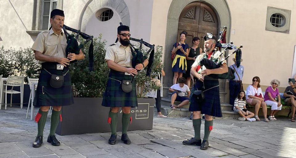 Δεν είναι λίγοι αυτοί που μιλούν με ευκολία και τις δύο γλώσσες, τρώνε haggis και pasta με την ίδια ευχαρίστηση και αισθάνονται «στο σπίτι τους» τόσο στα Highlands όσο και στους λόφους της Τοσκάνης / FACEBOOK