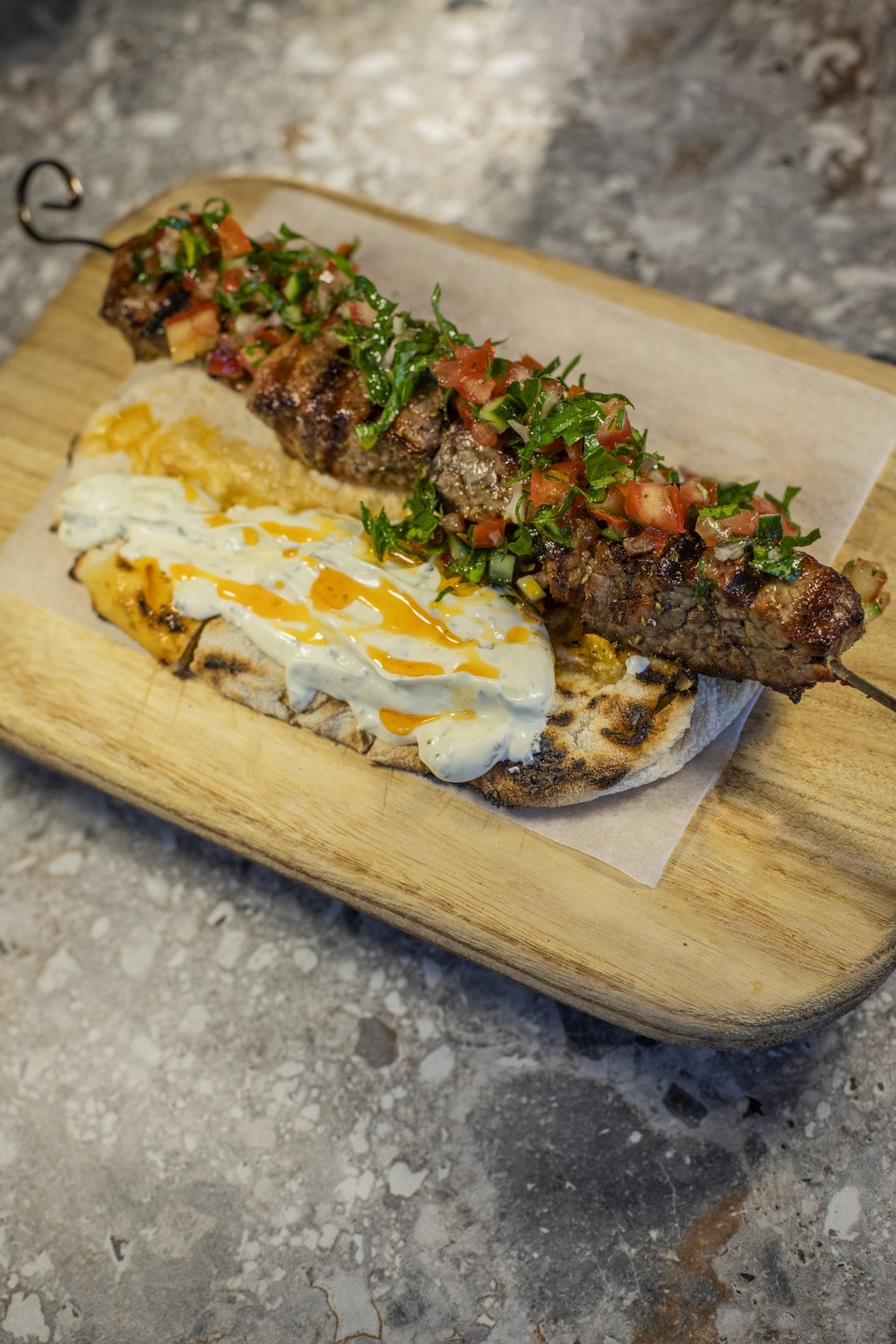 Striggla kebab: μοσχάρι black angus πάνω σε θεϊκό flatbread με γιαούρτι και pico de Gallo / Φωτογραφία: Μαρία Μαράκη