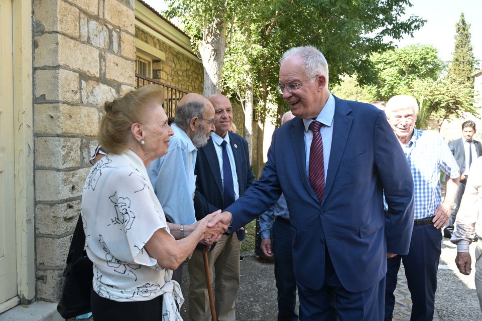 Ο Κωνσταντίνος Τασούλας χαιρετά την Χριστίνα Μουστακλή, χήρα του αγωνιστή Σπύρου Μουστακλή / Eurokinissi