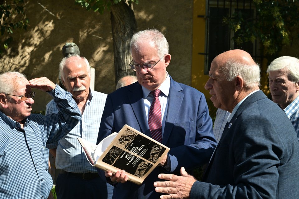 Ο Κωνσταντίνος Τασούλας ξεφυλλίζει βιβλίο για τον αντιδικτατορικό αγώνα / Eurokinissi
