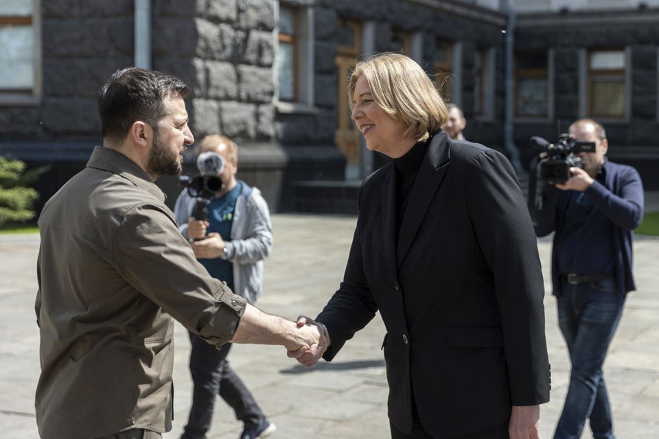 Η νυν συμπρόεδρος του SPD, Μπας συναντήθηκε τον Μάιο του 2022, λίγους μήνες μετά την έναρξη της ρωσικής εισβολής, με τον Ουκρανό πρόεδρο Βολόντιμιρ Ζελένσκι στο Κίεβο