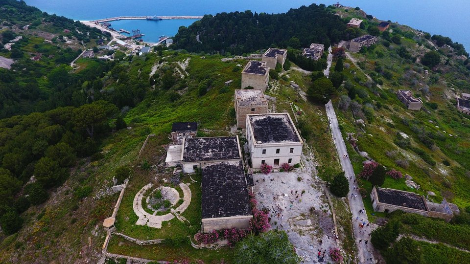 Η Αλβανία το επανακατέλαβε μετά την ήττα της Ιταλίας στον Β' Παγκόσμιο Πόλεμο και το ανέπτυξε ως στρατιωτική βάση / shutterstock