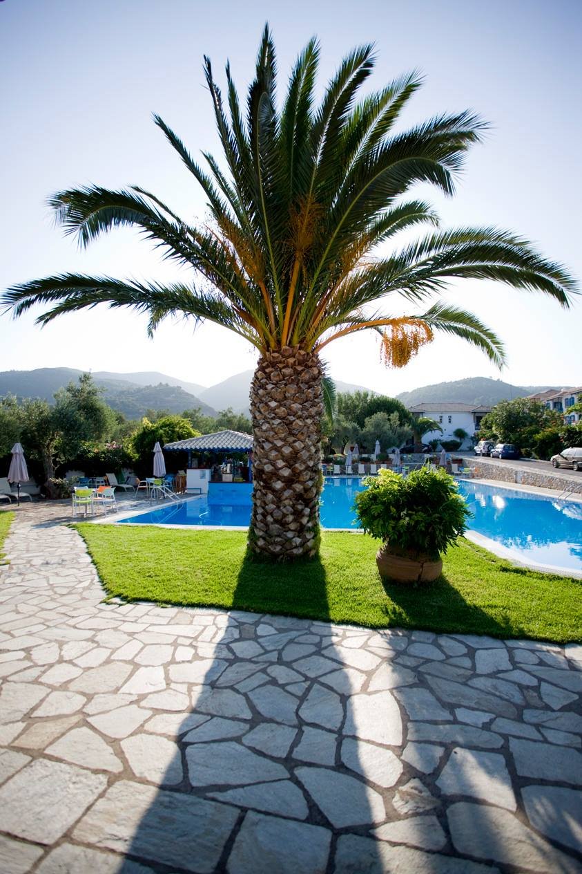 Alkistis Hotel με το εντυπωσιακό pool bar και τα σκαμπό μέσα στην πισίνα