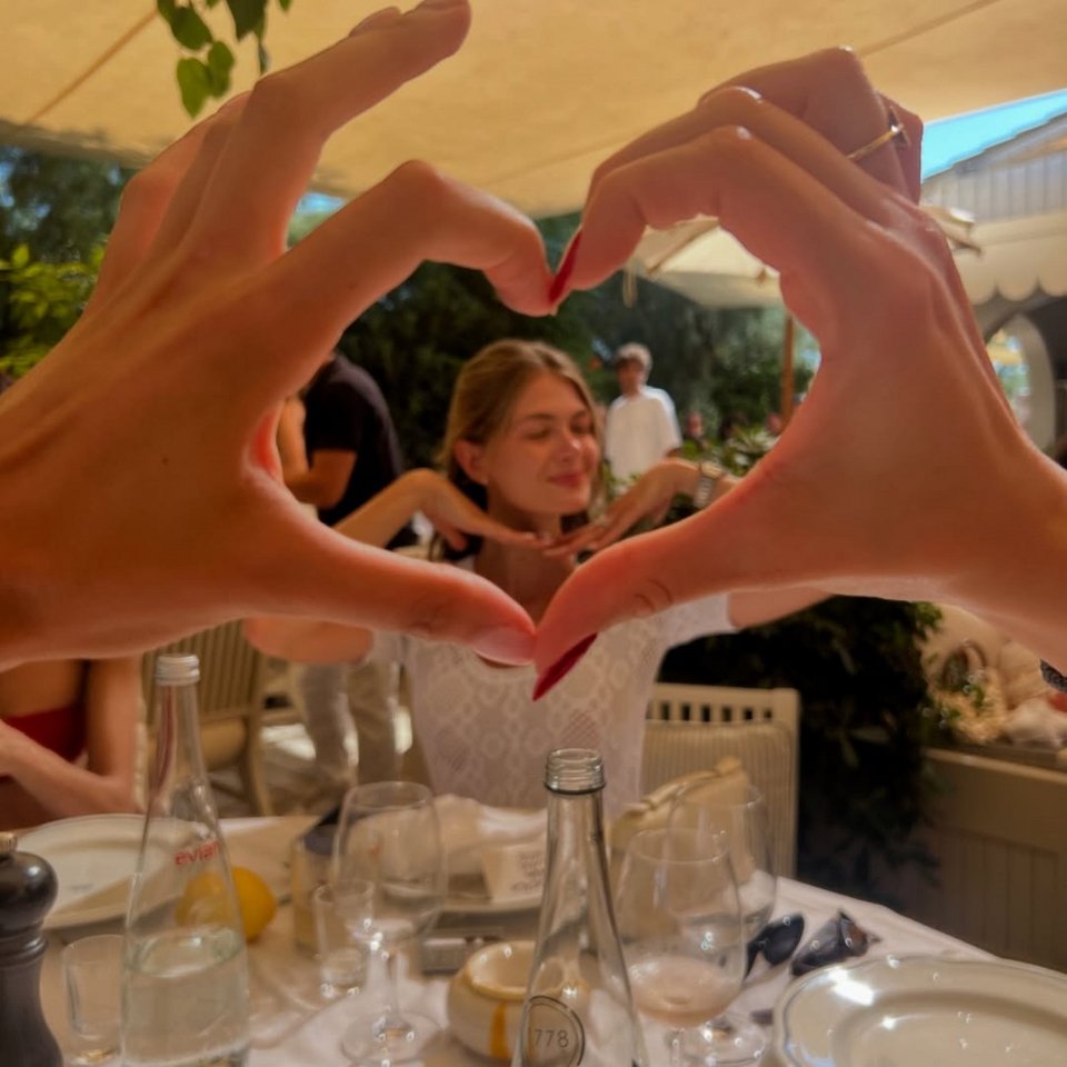Η ίδια μοιράστηκε με τους followers της εικόνες από το πρώτο της bachelorette πάρτι
