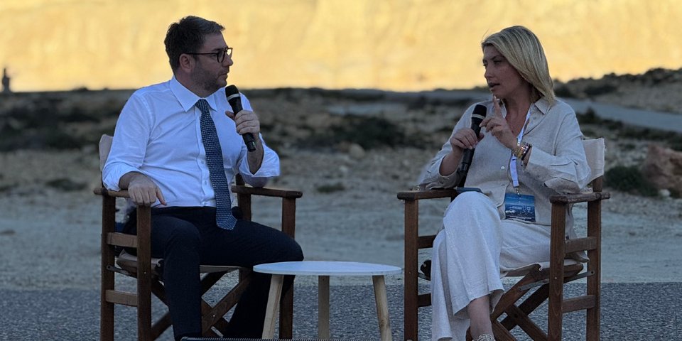 Ο Νίκος Ανδρουλάκης συζητά με τη Σία Κοσιώνη στο πλαίσιο του συνεδρίου «Διάλογοι της Νισύρου»