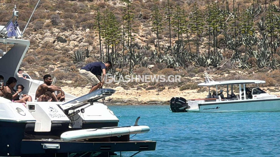 Ο Γιάννης Αντετοκούνμπο απολαμβάνει την Κρήτη με σκάφος