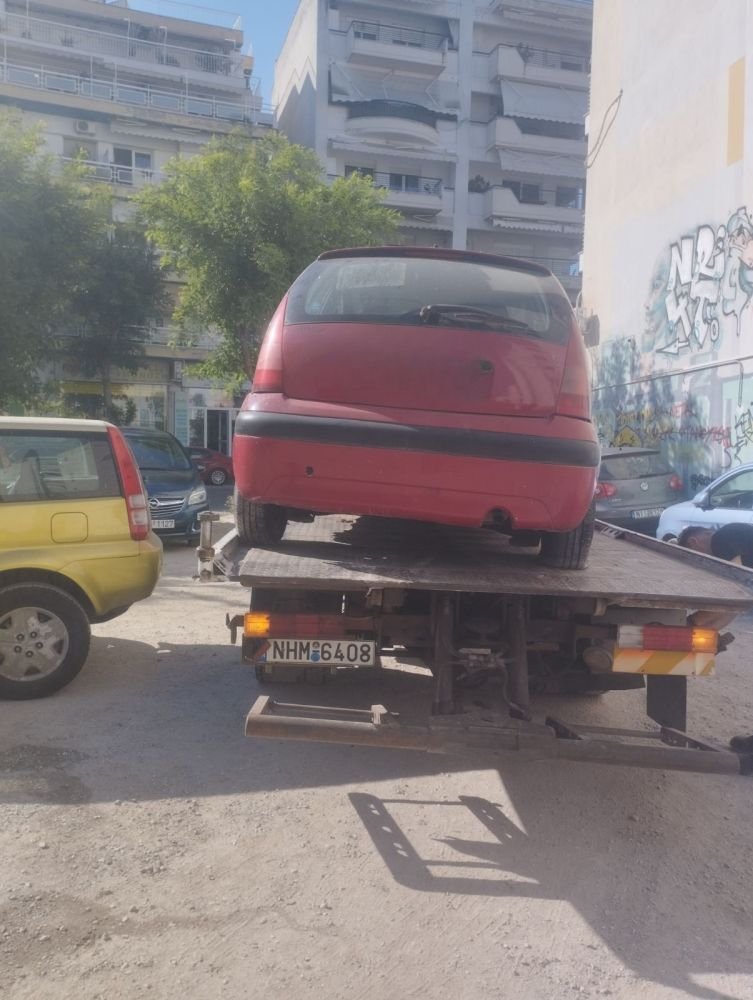 Οι απομακρύνσεις τόσο των αυτοκινήτων, όσο των εγκαταλελειμμένων δικύκλων θα συνεχιστούν