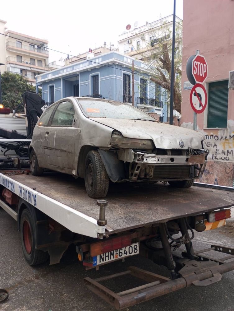 Στην απομάκρυνση 381 εγκαταλελειμμένων αυτοκινήτων από τους δρόμους της Θεσσαλονίκης προχώρησαν μέσα σε διάστημα έξι μηνών, από τις αρχές.