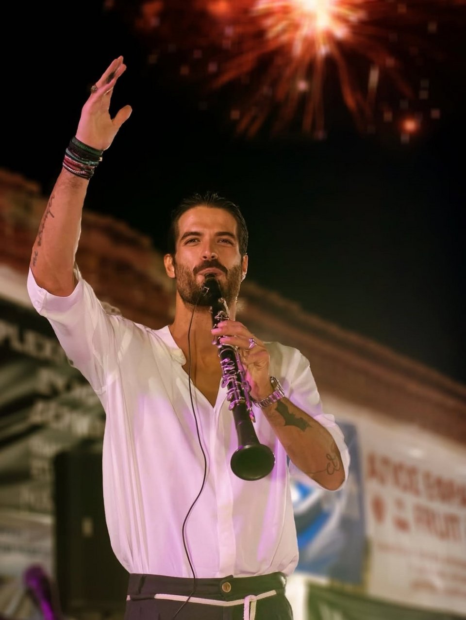 Στις σχετικές εικόνες, ο Άρης Μουγκοπέτρος καταγράφεται να παίζει κλαρίνο