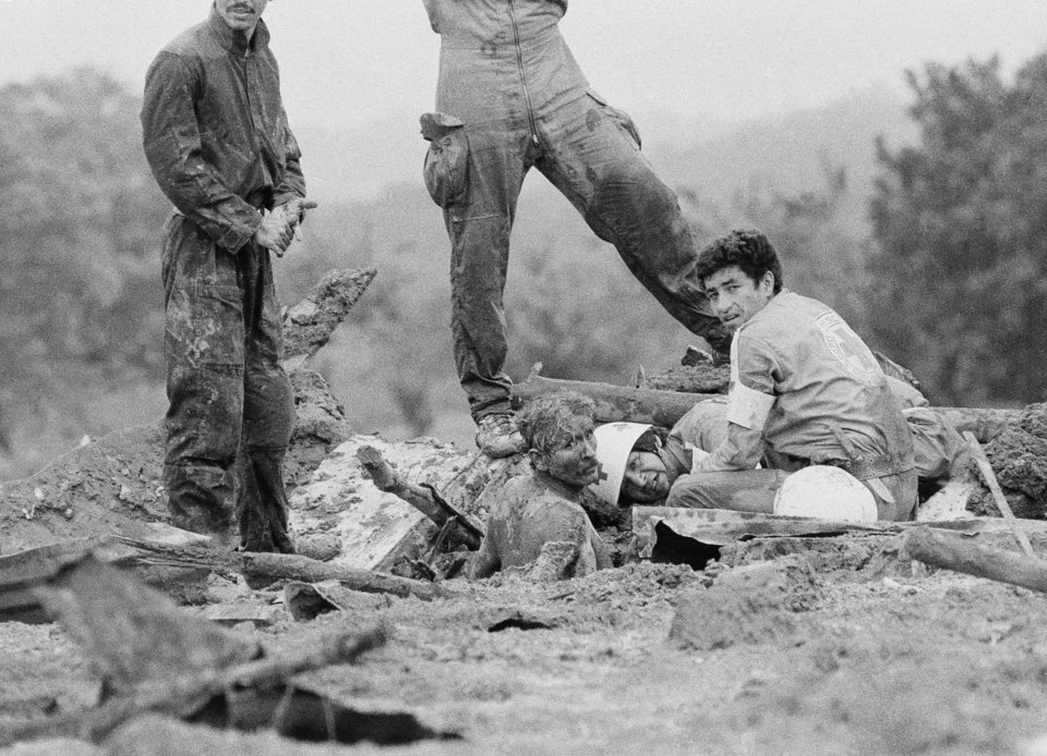 Κάτοικος του Άρμερο, στα βουνά της Κολομβίας, δέχεται βοήθεια από τον Κολομβιανό Ερυθρό Σταυρό