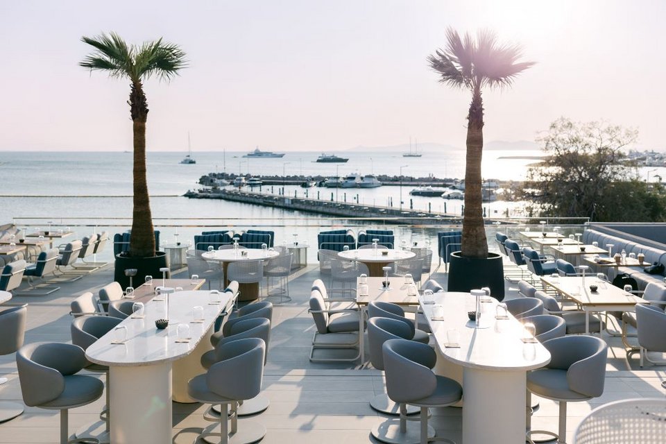 Κατά τις βραδινές ώρες με θέα τη θάλασσα θα απολαύσετε το ποτό σας