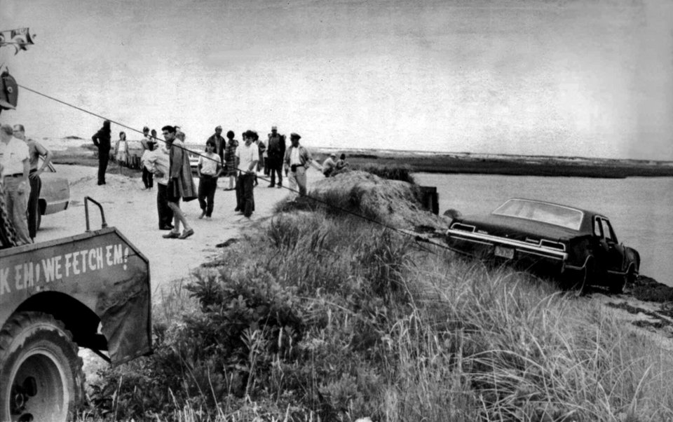 Το αυτοκίνητο του γερουσιαστή των ΗΠΑ Έντουαρντ Κένεντι να ανασύρεται από το νερό δίπλα στη γέφυρα Dike στο νησί Chappaquiddick