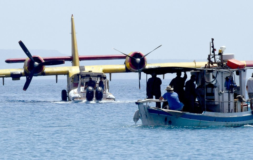 Το Canadair που προσθαλασσώθηκε στον Κορινθιακό κόλπο, δεμένο στο λιμάνι του Κιάτου / Intime