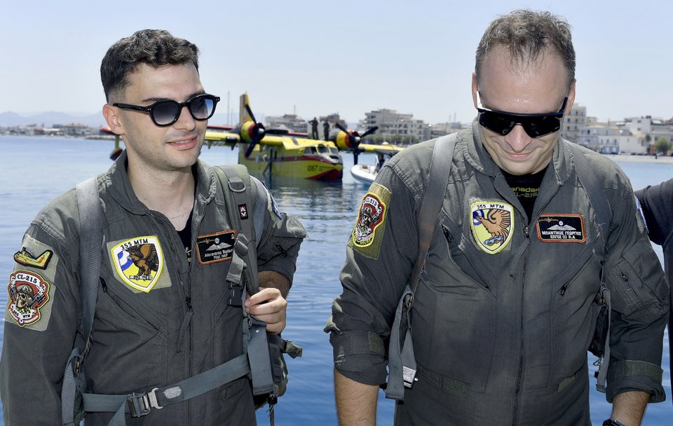 Οι πιλότοι του Canadair που έκανε αναγκαστική προσθαλάσσωση στον Κορινθιακό κόλπο / Intime