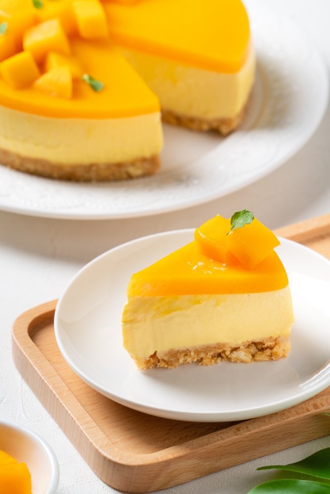 Cheesecake με μάνγκο, κρέμα καρύδας και μακαντάμια / Φωτογραφία: Shutterstock