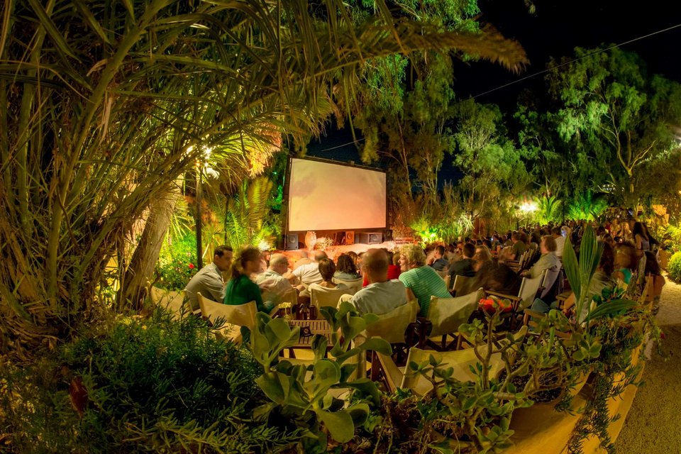 Open Air Cinema Kamari στη Σαντορίνη