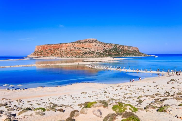 Η παραλία της λιμνοθάλασσας του Μπάλου στην Κρήτη / shutterstock