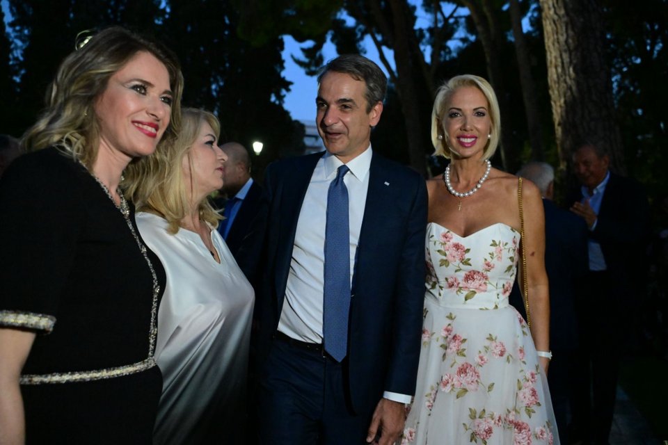 Ο πρωθυπουργός με κυρίες της ΝΔ, την Άννα Ευθυμίου, την Άννα Μάνη και την Κατερίνα Μονογυιού