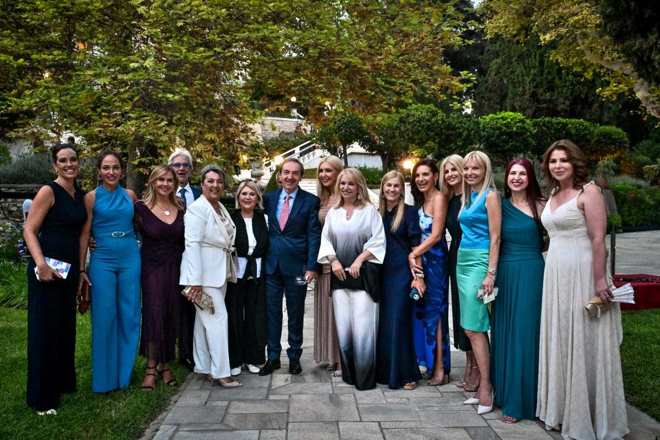 Βουλευτές και υπουργοί της ΝΔ σε μια οικογενειακή φωτογραφία