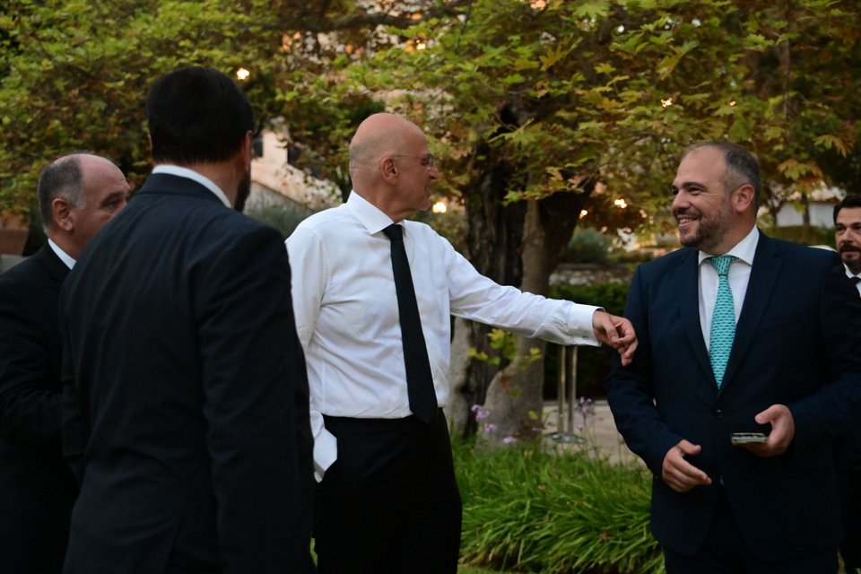 Ο Νίκος Δένδιας απαλλαγμένος από το σακάκι του λόγω ζέστης