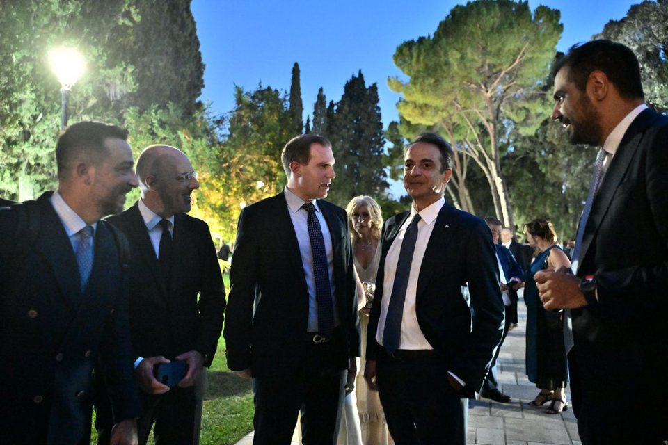 Με τον κυβερνητικό εκπρόσωπο, τον διευθυντή του Γραφείου Τύπου του πρωθυπουργού Γιώργο Ευθυμίου και δημοσιογράφους