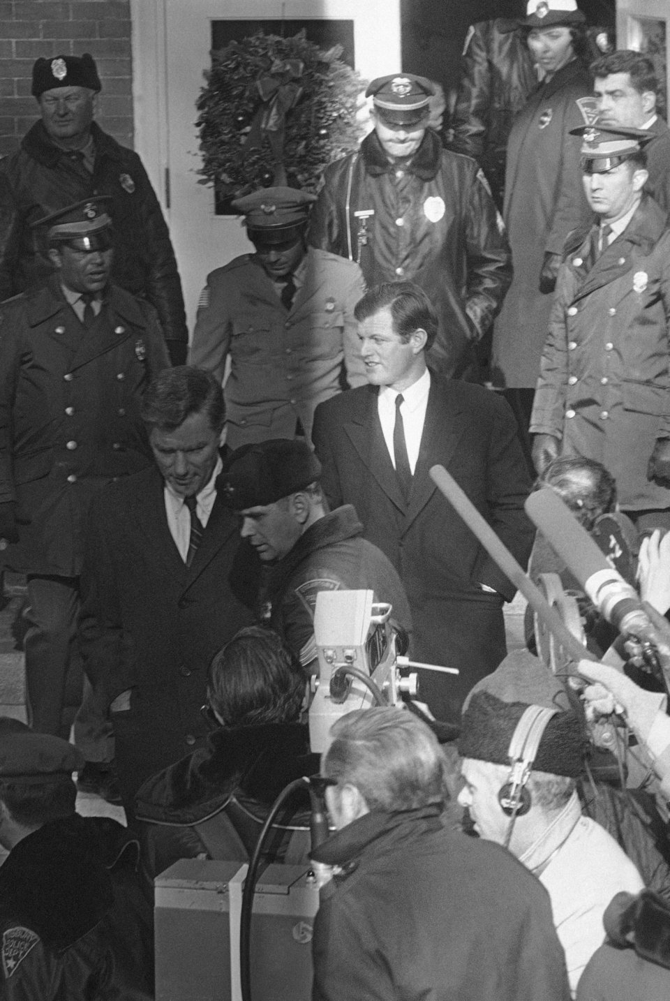 Ο Έντουαρντ Μ. Κένεντι φεύγει από το δικαστήριο του Dukes County περιτριγυρισμένος από αστυνομικούς