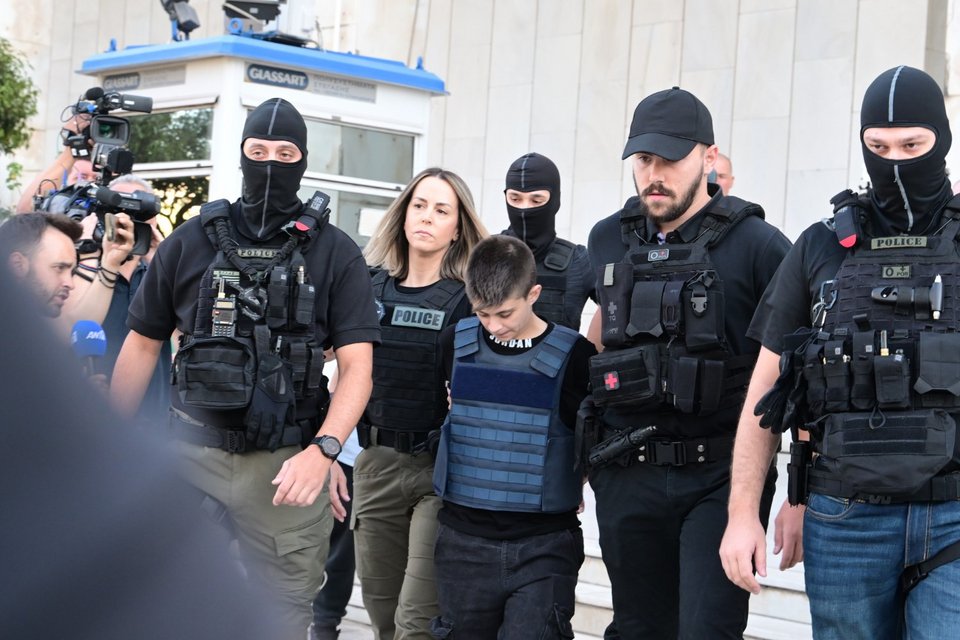 Ξεκίνησε η μεταγωγή της Ειρήνης Μουρτζούκου από τη ΓΑΔΑ στην Πάτρα -Αντίστροφη μέτρηση για την απολογία της - iefimerida.gr