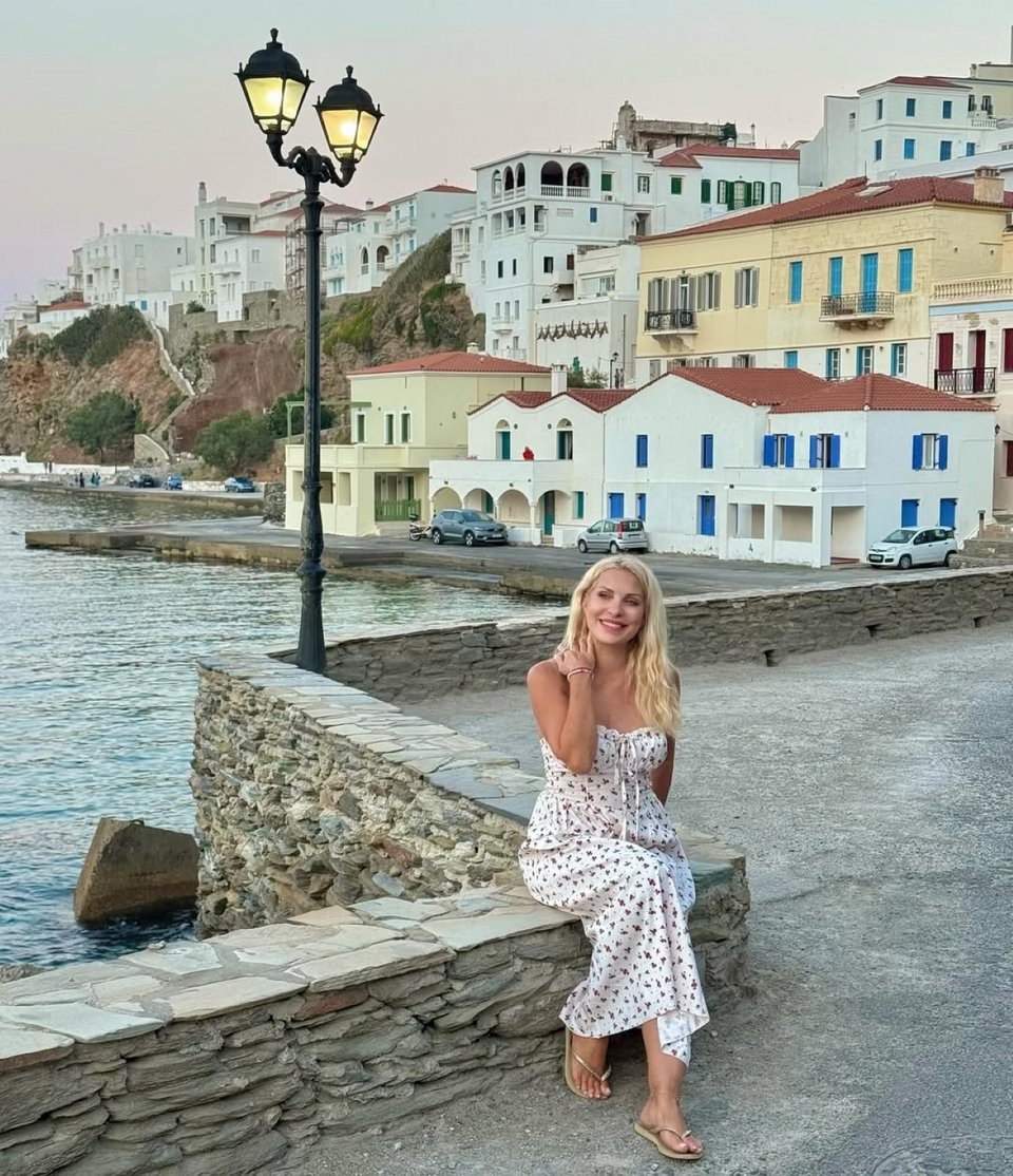 Η Ελένη Μενεγάκη απολαμβάνει τις διακοπές της στην Άνδρο