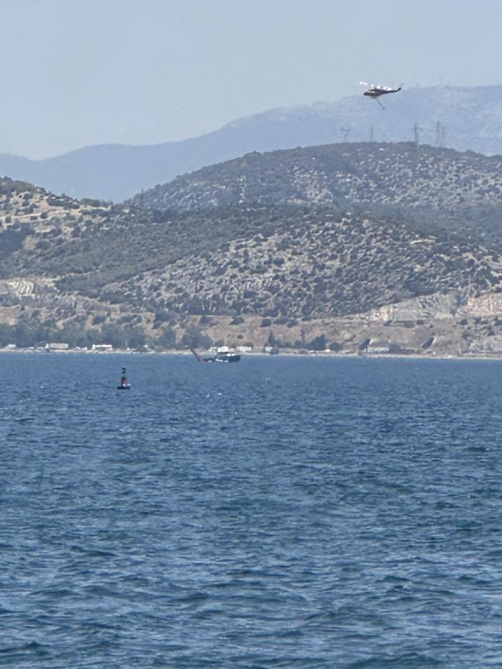To ελικόπτερο τύπου Agusta Bell που προσθαλασσώθηκε στην Ελευσίνα / Φωτογραφία: Πυρκαγιά Ενημέρωση / Facebook