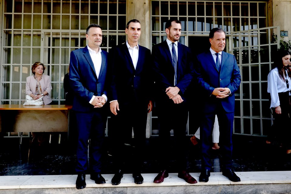 Από αριστερά ο δήμαρχος Αθηναίων Χάρης Δούκας,ο υφυπουργός Υγείας Μάριος Θεμιστοκλέους, ο προέδρος της εταιρείας «La Vie Εν Rose by Dimitra Katsafadou» Νικόλαος Μαλακοδήμος και ο υπουργός Υγείας Άδωνις Γεωργιάδης