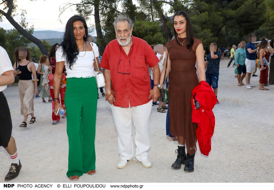 Ο Κώστας Αρζόγλου με τις κόρες του, Ορόρα Μαριόν και Μαρία Αρζόγλου