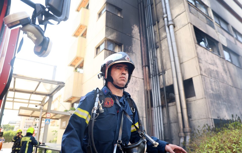 Άμεση επέμβαση της Πυροσβεστικής στη φωτιά που ξέσπασε σε ιδιωτική κλινική στον Χολαργό / Intime