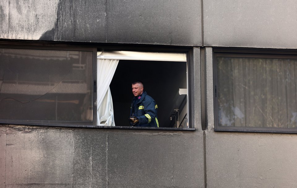 Πυροσβέστης επιχειρεί μέσα σε δωμάτιο της ιδιωτικής κλινικής στον Χολαργό / Intime