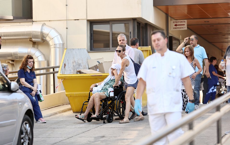 Μεταφορά ασθενών σε ασφαλές σημείο εξαιτίας της φωτιάς που ξέσπασε σε ιδιωτική κλινική στον Χολαργό / Intime