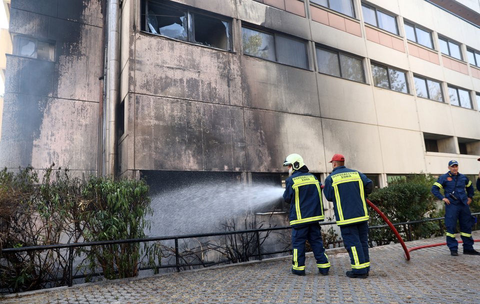 Άμεση επέμβαση της Πυροσβεστικής στη φωτιά που ξέσπασε σε ιδιωτική κλινική στον Χολαργό / Intime