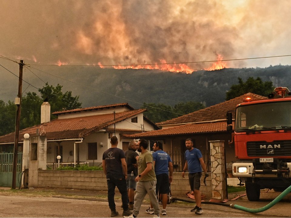 Μάχη με τις φλόγες στον Φενεό Κορινθίας / Φωτογραφία: Intimenews/ΨΩΜΑΣ ΒΑΣΙΛΗΣ
